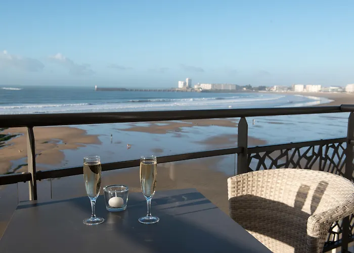 Hotel & Les Roches Noires 3*