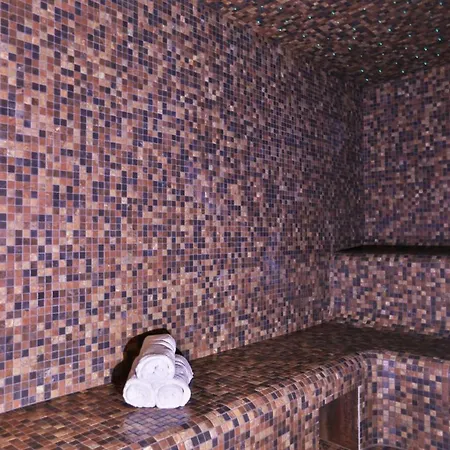 & Les Roches Noires Hotel