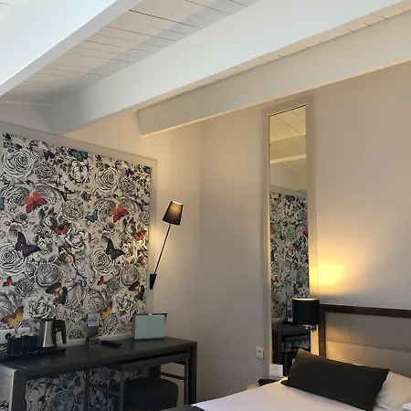 & Les Roches Noires