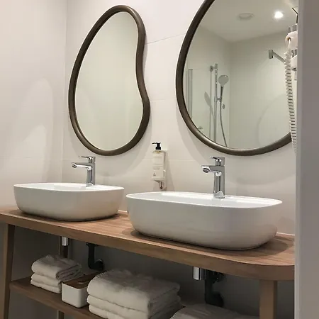 فندق بست ويسترن ليه روشيه نوار 3*