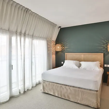 & Les Roches Noires 3*