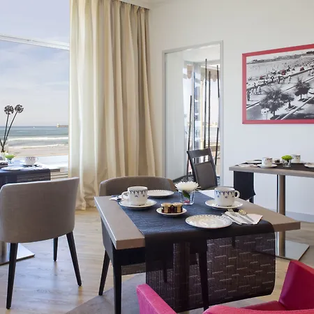 ホテル & Les Roches Noires