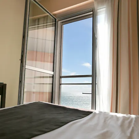 ホテル & Les Roches Noires