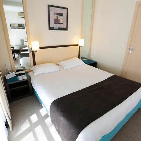 & Les Roches Noires レ・サ​​ーブル・ドロンヌ