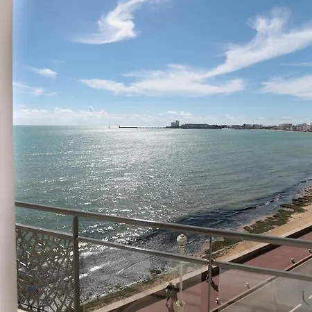 Hotel & Les Roches Noires 3*