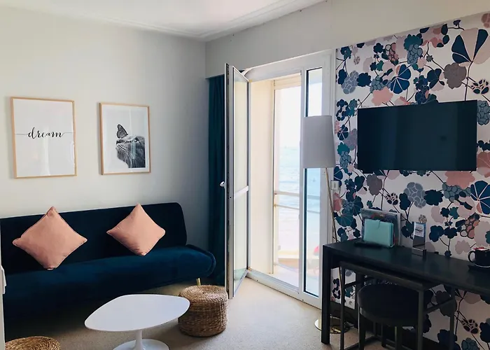 Hotel & Les Roches Noires