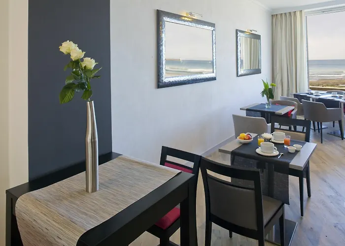 Hotel & Les Roches Noires 3*