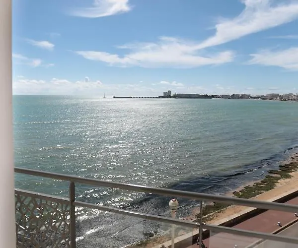 Hotel & Les Roches Noires 3*